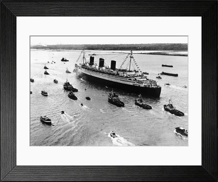 Framed Print : The Queen Mary being pulled by tugs as she leaves Southampton for the last time Framed Print : The Queen Mary being pulled by tugs as she leaves Southampton for the last time