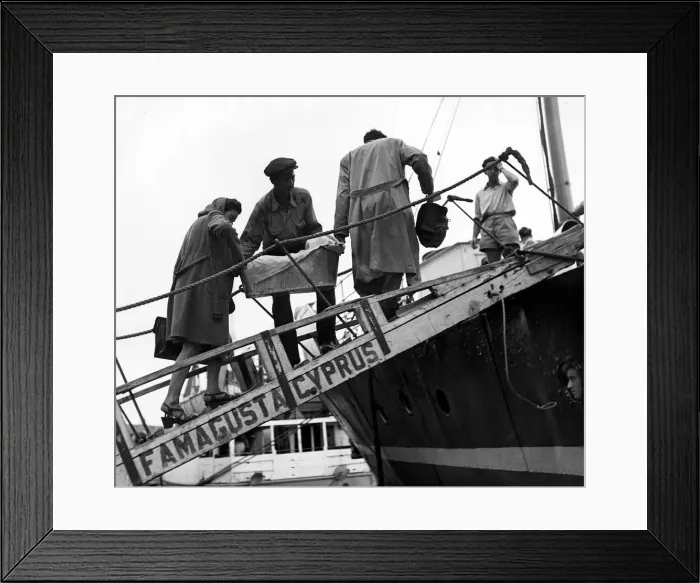 Framed Print : Jewish Refugees return home on ships. 1947 Framed Print : Jewish Refugees return home on ships. 1947