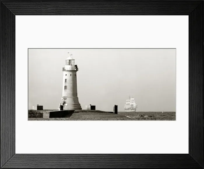 Framed Print : The period Italian sail ship Amerigo Vespucci under full sail as she approaches Plymouth