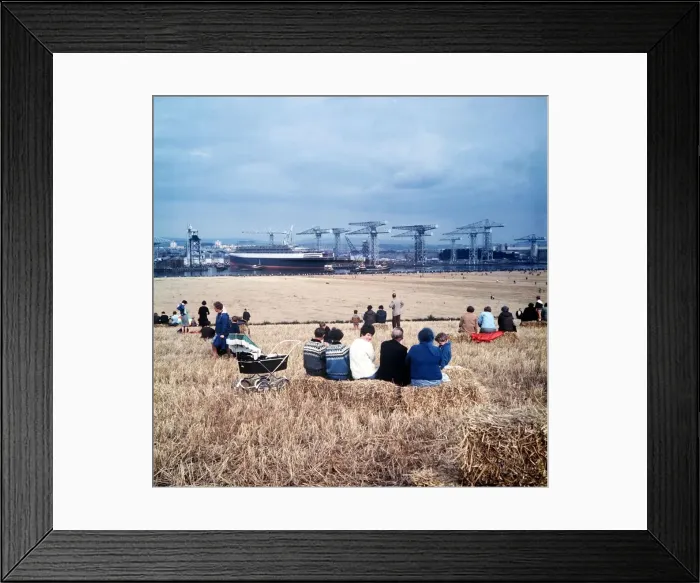 Framed Print : Ship Queen Elizabeth II - September 1967. Crowds gather as the QE2 is launched