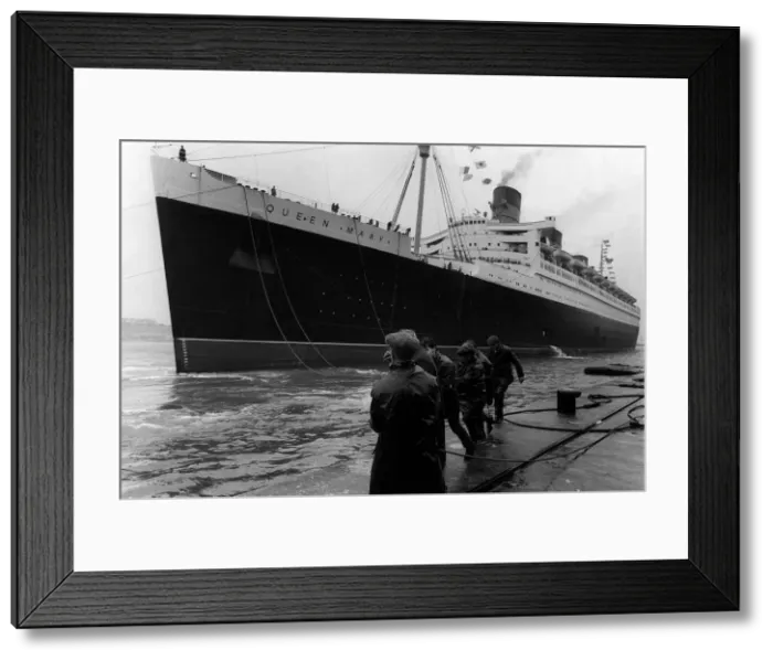 Framed Print : RMS Queen Mary - October 1967, ties up at Southampton for the last time Framed Print : RMS Queen Mary - October 1967, ties up at Southampton for the last time