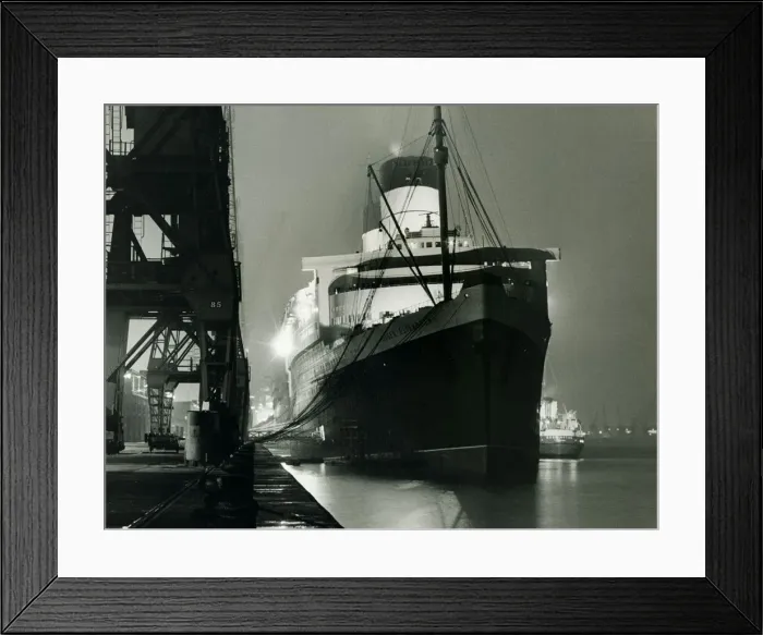 Framed Print : The Cunard trans-atlantic liner The Queen Elizabeth seen her moored alongside Framed Print : The Cunard trans-atlantic liner The Queen Elizabeth seen her moored alongside
