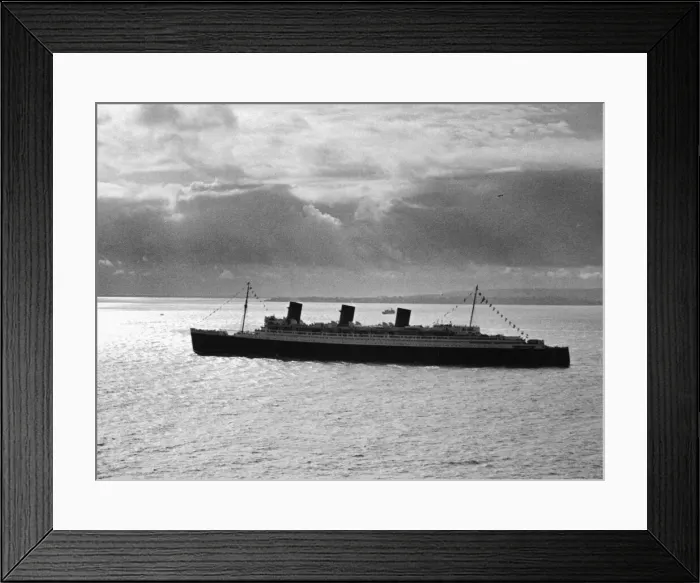 Framed Print : The Cunard ship The Queen Mary passes through the Solent for the last time as she sails Framed Print : The Cunard ship The Queen Mary passes through the Solent for the last time as she sails