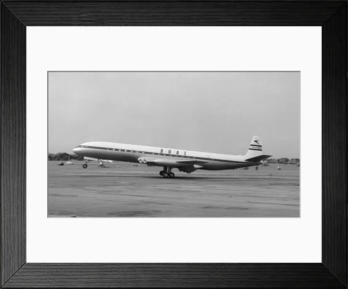 Framed Print : Aircraft DeHavilland DH106 Comet 3B comes in to land at the SBAC Farnborough Air Show