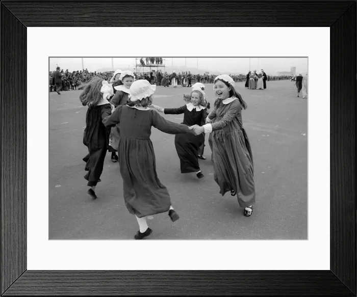 Framed Print : Mayflower May 1970 - Schoolchildren dressed as pilgrims dance on Plymouth hoe