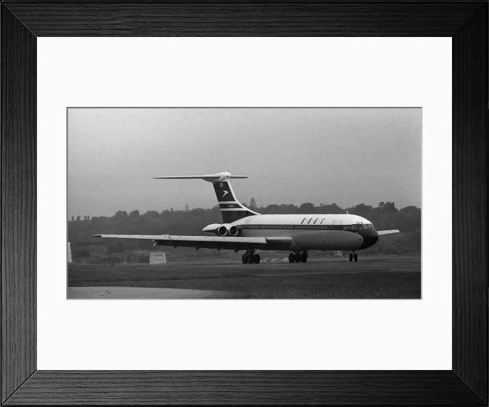Framed Print : Aircraft Vickers VC10 in BOAC colours rolls on to the runway for it Framed Print : Aircraft Vickers VC10 in BOAC colours rolls on to the runway for it