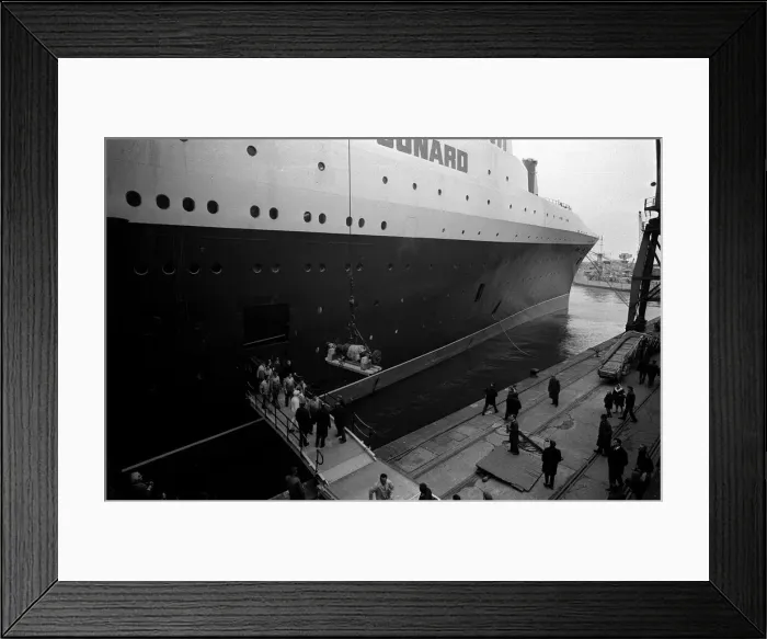 Framed Print : Ships - Queen Elizabeth - May 1960 Framed Print : Ships - Queen Elizabeth - May 1960