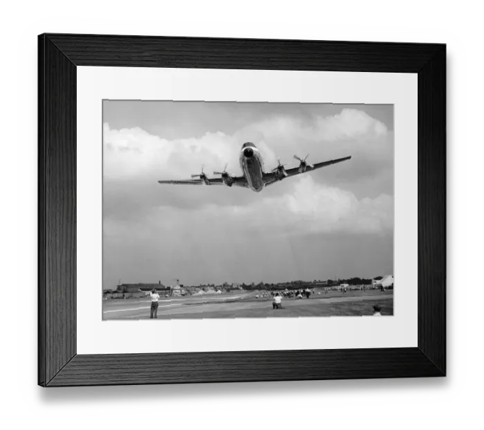 Framed Print : Aircraft Vickers Viscount turbo prop airliner flying at the SBAC Farnborough Air Show