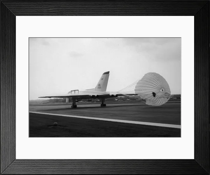 Framed Print : Aircraft AVRO Vulcan B2 with braking chute deployed lands at the SBAC Farnborough Air