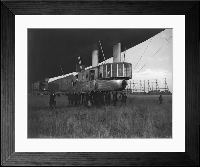 Framed Print : Armstrong Whitworth R33 Airship April 1925 - gondalier at Pulham being helped out of Framed Print : Armstrong Whitworth R33 Airship April 1925 - gondalier at Pulham being helped out of