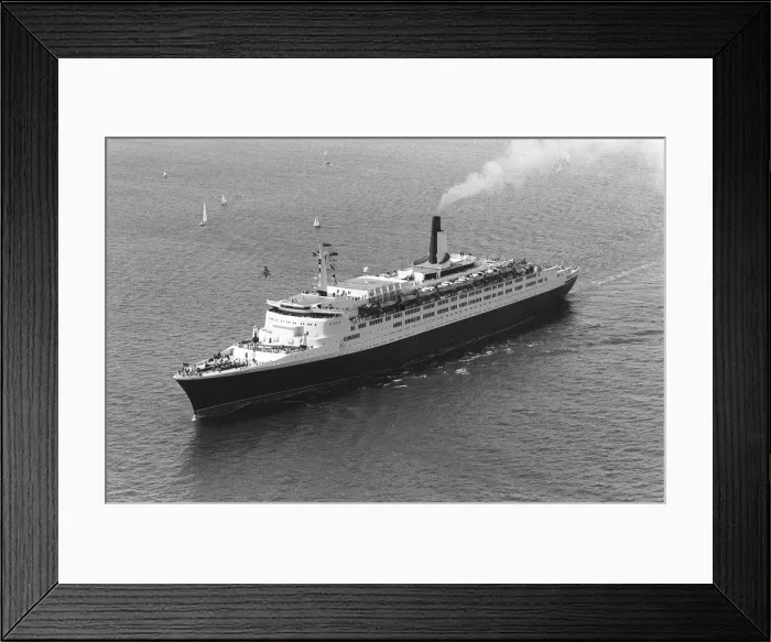 Framed Print : The Cunard Cruise Liner in the Solent after sailing past the Queen Elizabeth II Silver