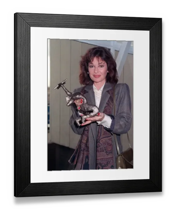 Framed Print : Stephanie Beacham Actress with award 1990 A©Mirrorpix Framed Print : Stephanie Beacham Actress with award 1990 A©Mirrorpix