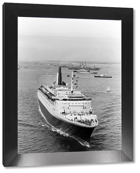 The Cunard QE 2 Cruise Liner June 1977, sailing past the Silver Jubilee Naval Review
