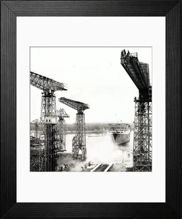 Framed Print : Queen Elizabeth 2 launch on the River Clyde at John Brown