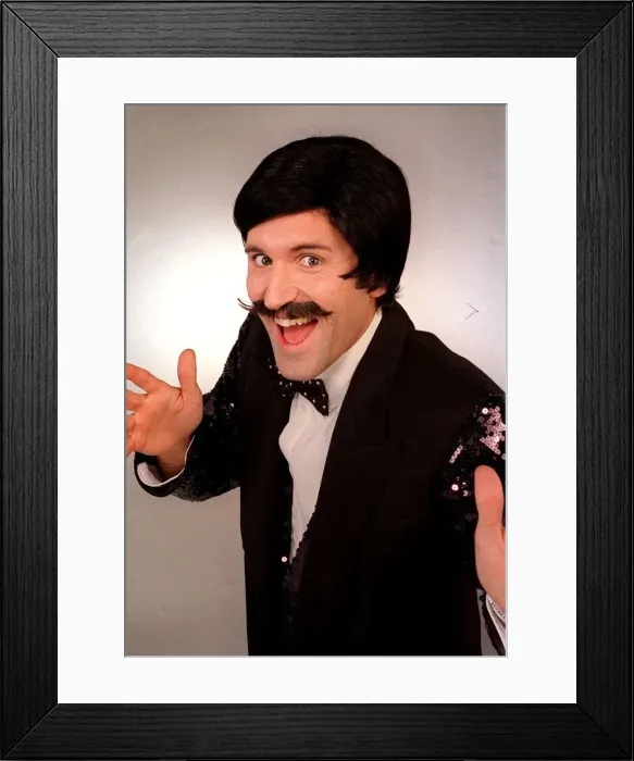 Framed Print : Comedian Scott MacDougall November 1998 A©mirrorpix Framed Print : Comedian Scott MacDougall November 1998 A©mirrorpix