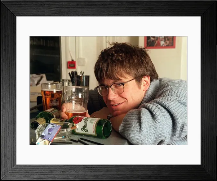 Framed Print : Will McDonald TV Presenter & TFI Friday stage manager Nov1998 Sitting at bar with Framed Print : Will McDonald TV Presenter & TFI Friday stage manager Nov1998 Sitting at bar with