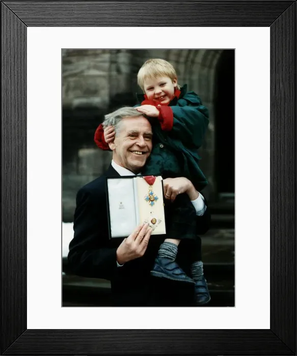 Framed Print : Magnus Magnusson TV presenter Master Mind holding medal honorary Knighthood holding