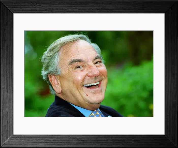 Framed Print : Bob Monkhouse Comedian / TV Presenter May 1998 A©mirrorpix Framed Print : Bob Monkhouse Comedian / TV Presenter May 1998 A©mirrorpix
