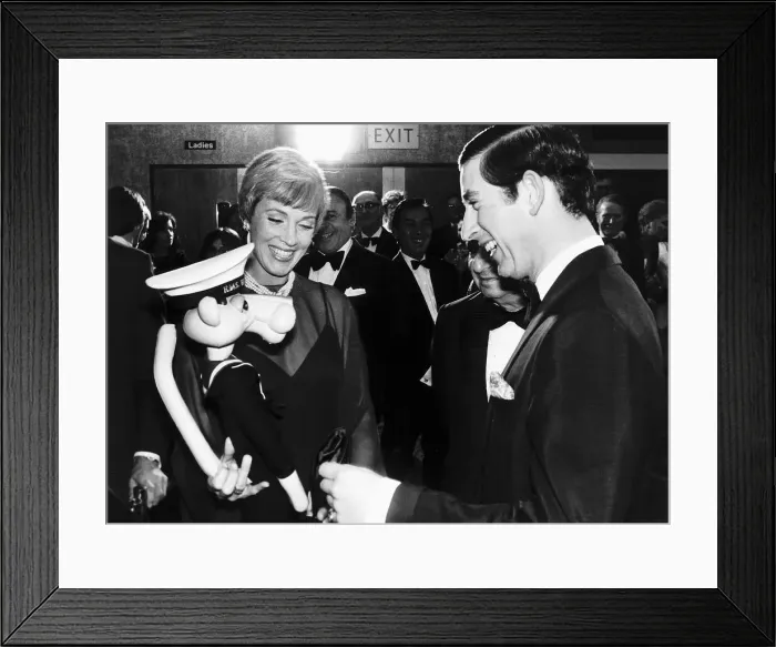Framed Print : Julie Andrews Actress wife of Pink Panther film director Blake Edwards presents a model