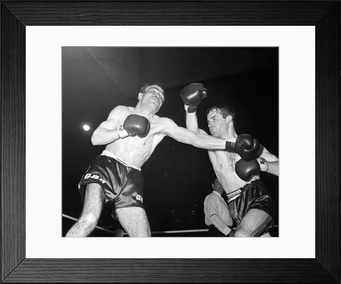Framed Print : Walter McGowan v Salvatore Burruni Flyweight Boxing at Wembley Framed Print : Walter McGowan v Salvatore Burruni Flyweight Boxing at Wembley