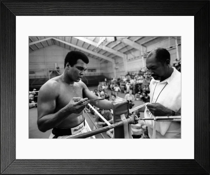 Framed Print : Muhammad Ali in training ahead of his world heavyweight title comeback fight against WBC Framed Print : Muhammad Ali in training ahead of his world heavyweight title comeback fight against WBC