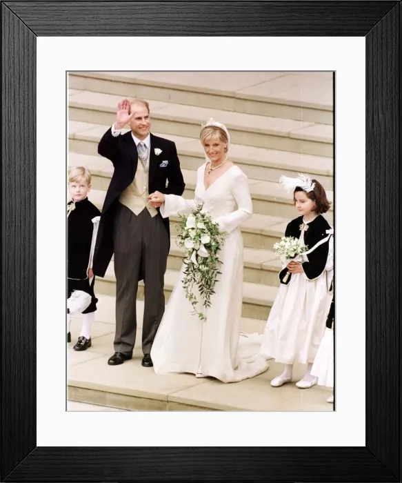 Framed Print : Prince Edward and his new bride Sophie Rhys Jones 1999 after their wedding stand