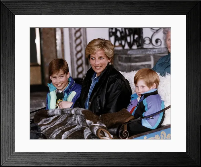 Framed Print : Princess Diana with her two sons Prince William and Prince Harry about to go on a sleigh Framed Print : Princess Diana with her two sons Prince William and Prince Harry about to go on a sleigh