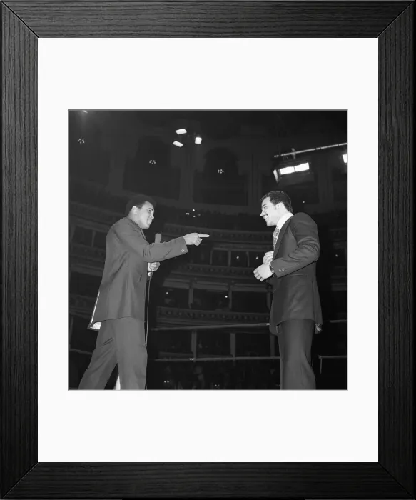 Framed Print : John Conteh and Muhammad Ali commentate on the fight between Joe Bugner