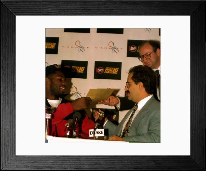 Framed Print : Lennox Lewis former World Heavyweight Boxing Champion being handed a writ by Frank