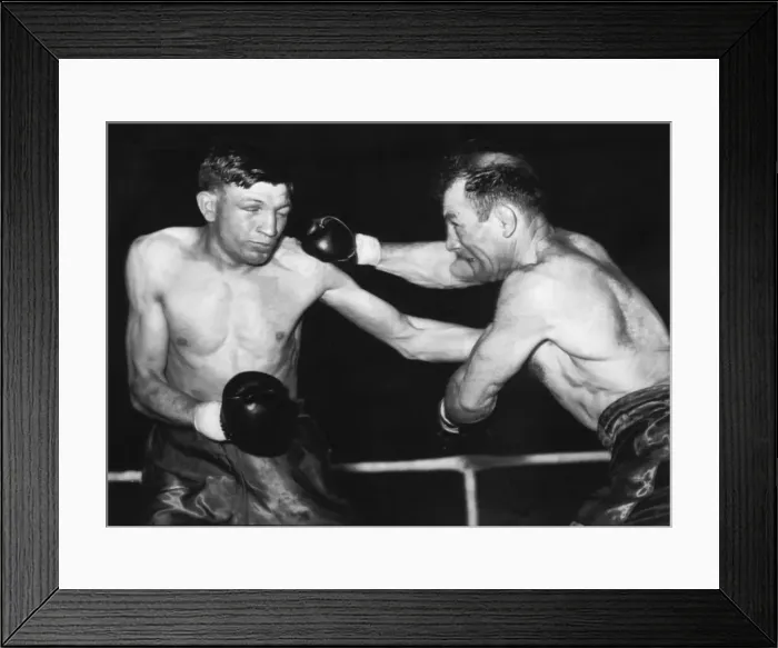 Framed Print : Eddie Thomas Boxer fighting against Michile Palermo Framed Print : Eddie Thomas Boxer fighting against Michile Palermo