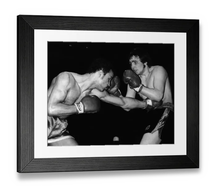 Framed Print : John Conteh connects with Les stevens during fight Framed Print : John Conteh connects with Les stevens during fight
