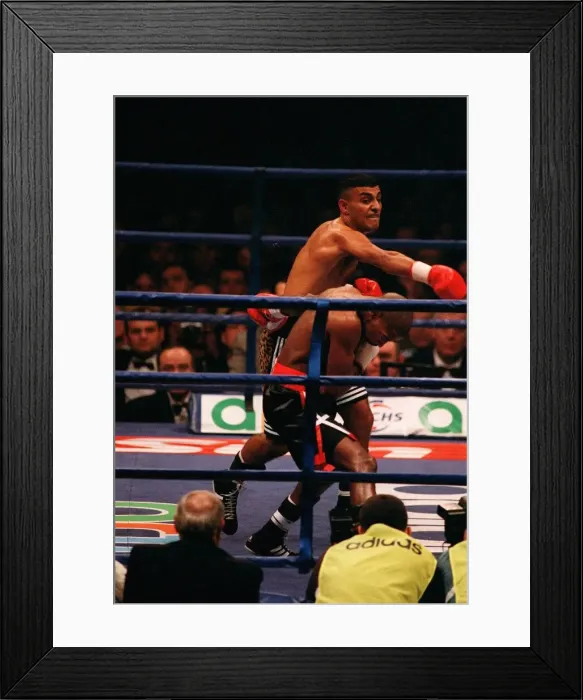 Framed Print : Prince Naseem Hamed lands a punch on Tom Boom Boom Johnson in their IBF world feather Framed Print : Prince Naseem Hamed lands a punch on Tom Boom Boom Johnson in their IBF world feather