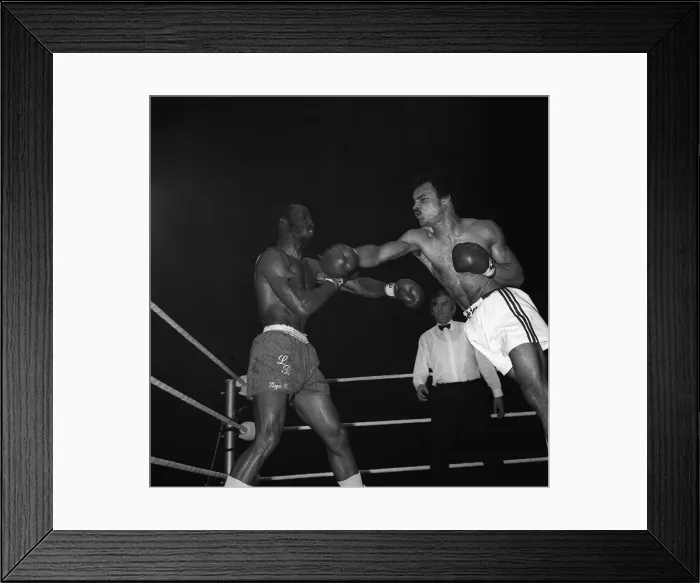 Framed Print : John Conteh v L Bennett in boxing fight Framed Print : John Conteh v L Bennett in boxing fight