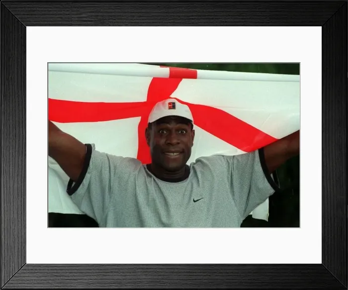 : Frank Bruno Boxing July 98 Ex heavyweight champion holding a St George flag : Frank Bruno Boxing July 98 Ex heavyweight champion holding a St George flag
