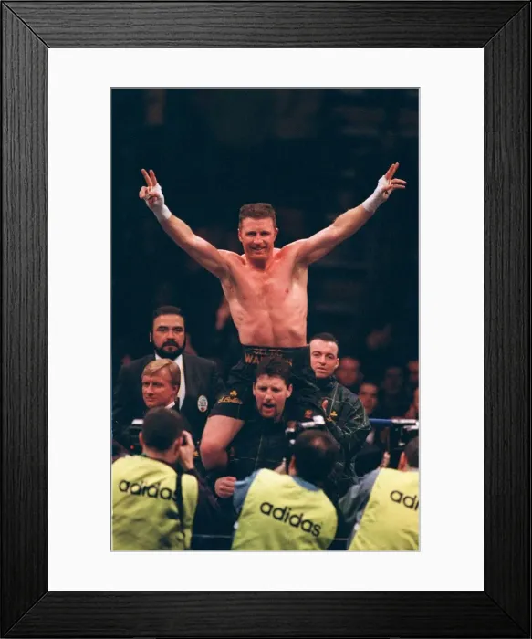 Framed Print : Steve Collins on the shoulders of his corner team after defendinf his WBO super middle Framed Print : Steve Collins on the shoulders of his corner team after defendinf his WBO super middle