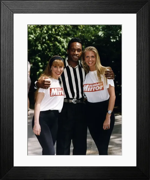 Framed Print : Nigel Benn Boxing with Mirror girls Framed Print : Nigel Benn Boxing with Mirror girls