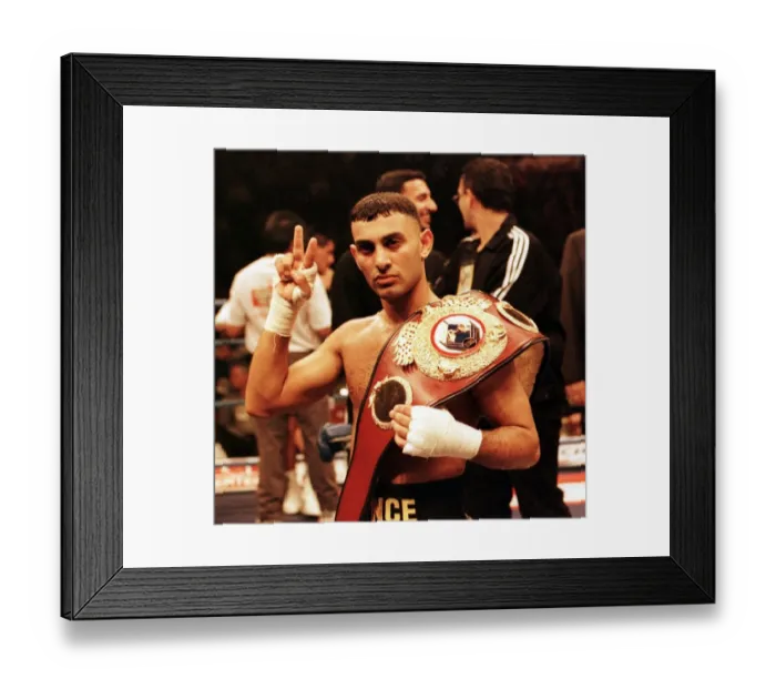 Framed Print : Prince Naseem Hamed gives victory sign after defeating Remigio Molina to retain his World