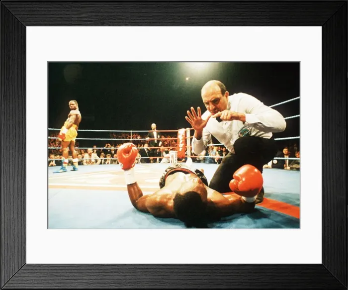 Framed Print : WBO champion Chris Eubank destroys Johnny Jarvis, contender for his super-middleweight Framed Print : WBO champion Chris Eubank destroys Johnny Jarvis, contender for his super-middleweight