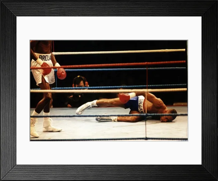 Framed Print : LLoyd Honeyghan Boxing Laying on floor after being knocked down by mark breland Framed Print : LLoyd Honeyghan Boxing Laying on floor after being knocked down by mark breland