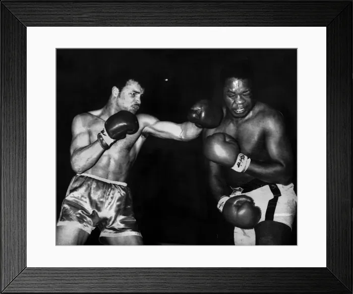 Framed Print : John Conteh Boxer lands a left hook to David Matthews Jaw during their fight Framed Print : John Conteh Boxer lands a left hook to David Matthews Jaw during their fight