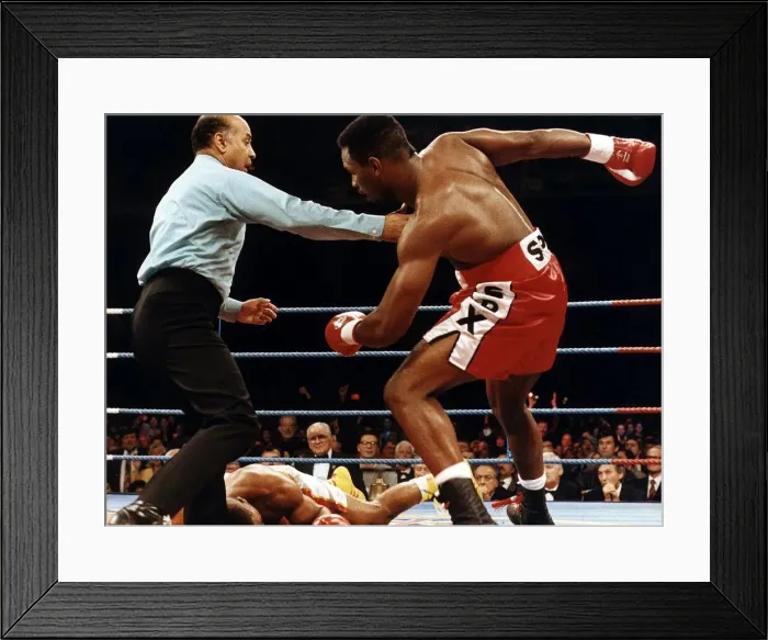 Framed Print : Heavyweight boxer Lennox Lewis tin action during his fight against Donovan