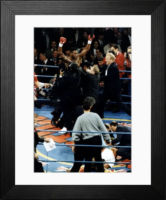 Framed Print : Lennox Lewis Boxing Heavyweight Boxer surrounded by his corner men Framed Print : Lennox Lewis Boxing Heavyweight Boxer surrounded by his corner men