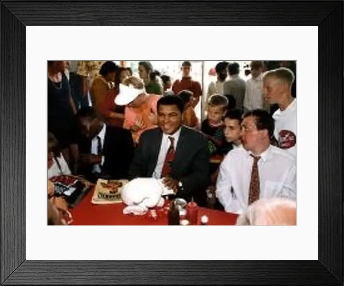 : Muhammad Ali (Cassius Clay) Boxer with 2 young boxers suffering from brain damage : Muhammad Ali (Cassius Clay) Boxer with 2 young boxers suffering from brain damage