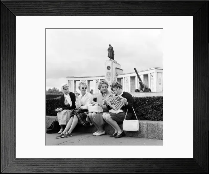 Framed Print : East-West Berlin border. 13th August 1961 Framed Print : East-West Berlin border. 13th August 1961
