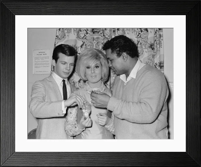 Framed Print : Bobby Vee, Dusty Springfield and Big Dee Irwin share the sweets thrown out during Framed Print : Bobby Vee, Dusty Springfield and Big Dee Irwin share the sweets thrown out during