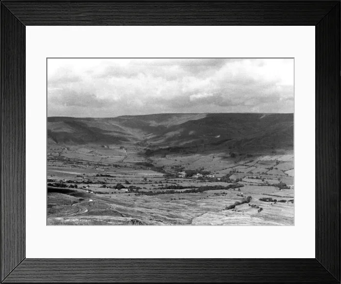Framed Print : Vale of Edale and the hamlet of Barber Booth seen from Mamtor, Derbyshire