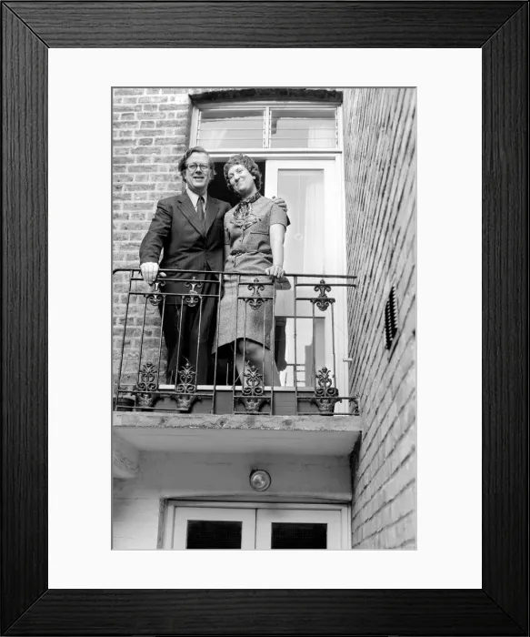 Framed Print : Tory party Leadership Contestants. Sir Geoffrey and Lady Howe at their home in S. W Framed Print : Tory party Leadership Contestants. Sir Geoffrey and Lady Howe at their home in S. W
