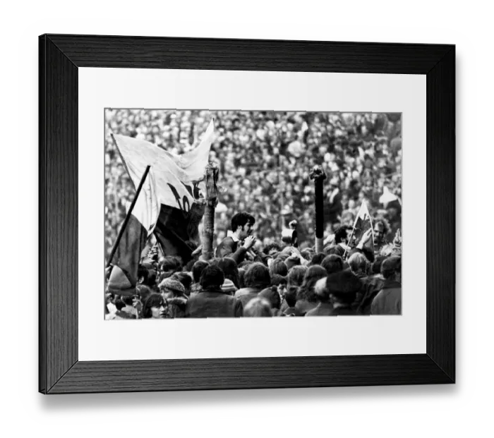 Framed Print : Wales v Ireland - Wales win triple crown - 13th March 1971 - Barry John