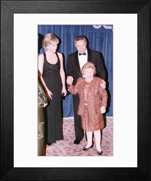 Framed Print : Diana, Princess of Wales accompanied poses with Doctor Ruth Framed Print : Diana, Princess of Wales accompanied poses with Doctor Ruth