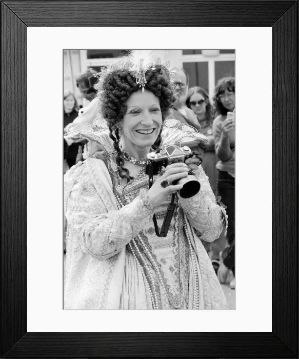 Framed Print : Charlotte Cornwall - May 1980 as Queen Elizabeth, filming for the TV Programme